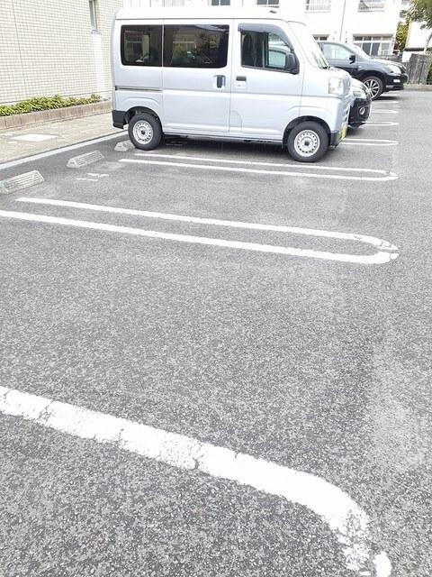 カーサ　フィーネ（302） 駐車場