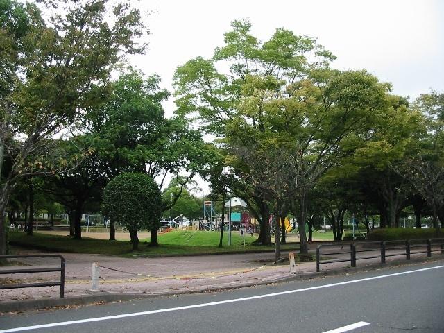宮崎中央公園：500m