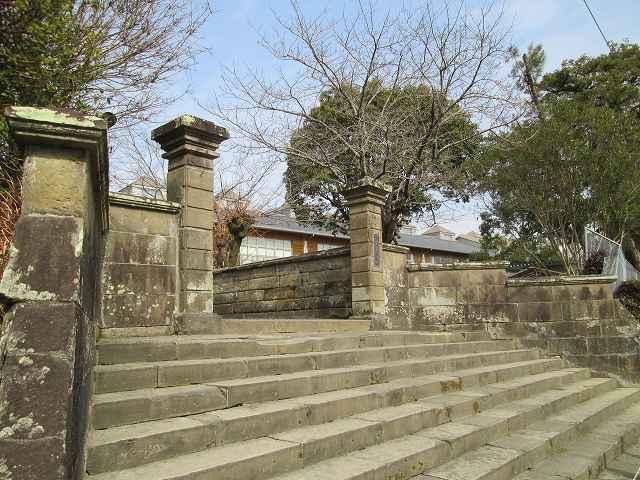 高岡小学校：850m