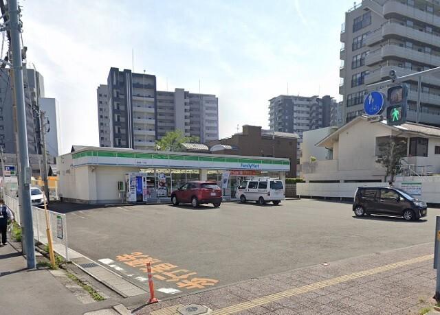 ファミリーマート橘通東一丁目店：215m
