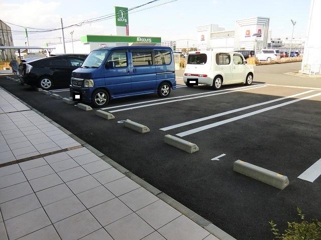 ヴィラ・ルピナスⅡ（205） 駐車場