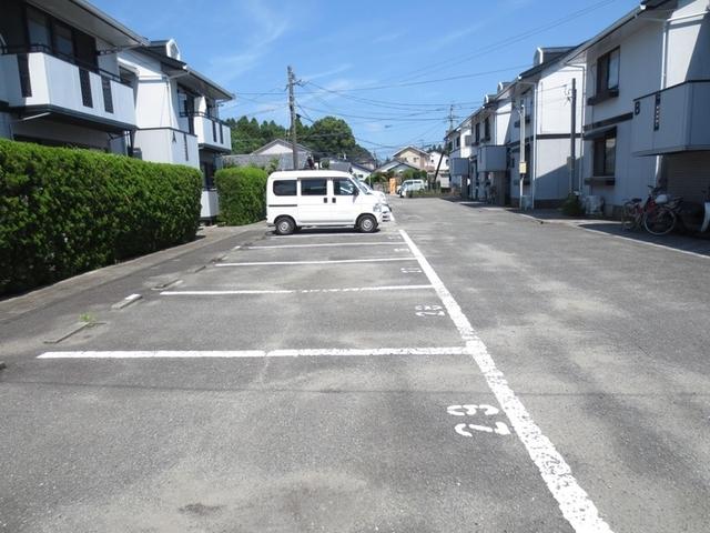 ファミール本郷　C棟（202） 駐車場
