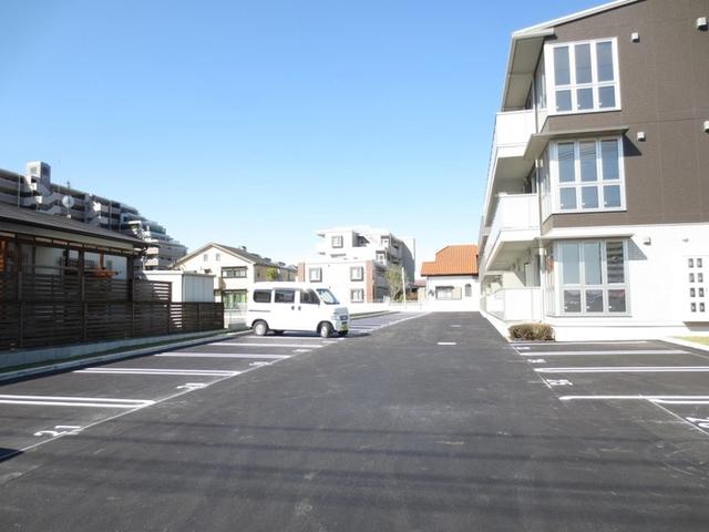 コンフォール柳丸（301） 駐車場