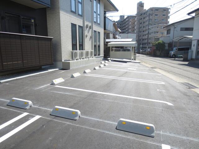 ルミエール　イリゼ（201） 駐車場