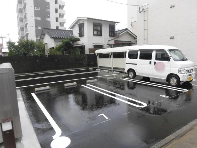 Tomorrow（103） 駐車場