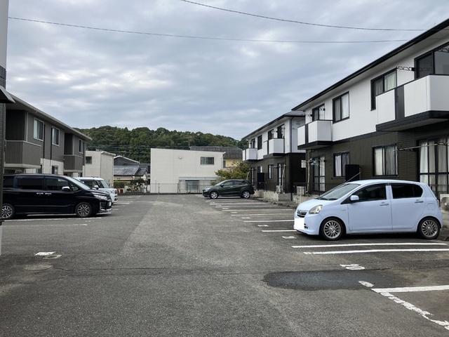 ファミール小春の里　B棟（203） 駐車場
