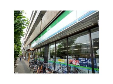 ファミリーマート新代田駅前店：73m