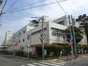 世田谷区立代沢小学校：633m