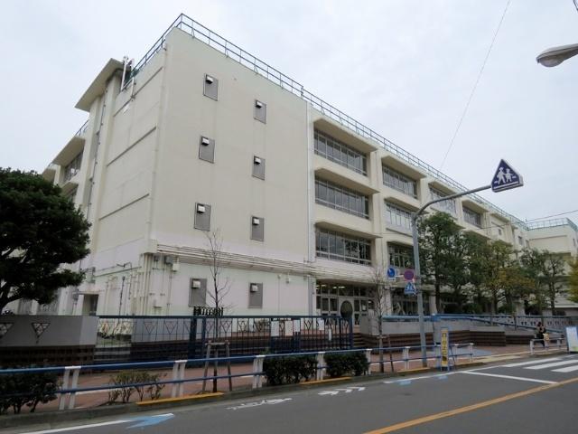 世田谷区立梅丘中学校：741m