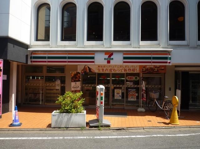 セブンイレブン世田谷下北沢駅前店：137m