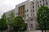 大阪府庁：889m