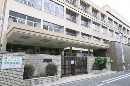 大阪市立高津小学校：390m