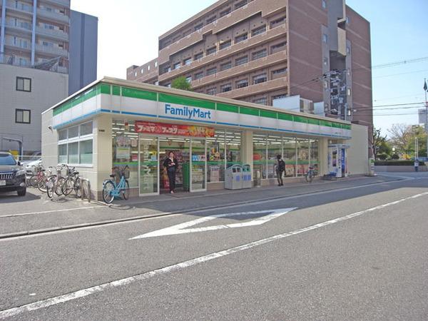 ファミリーマートマツエダ北堀江店：215m