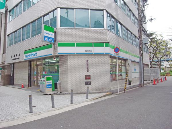 ファミリーマート阿波座駅前店：97m