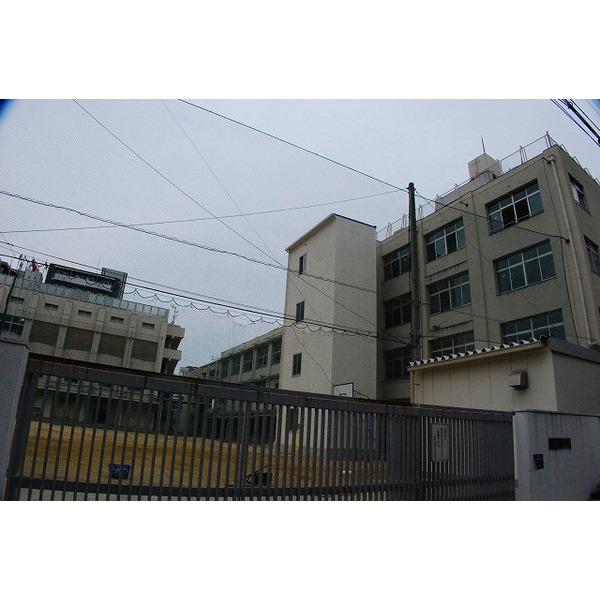 大阪市立堀江中学校：590m