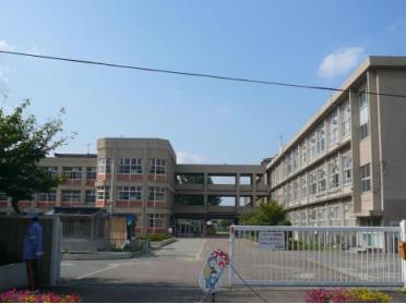 平岡小学校：1093m