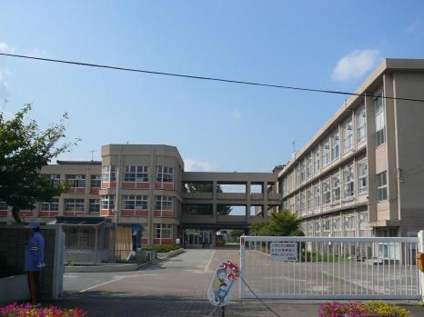 平岡小学校：1218m