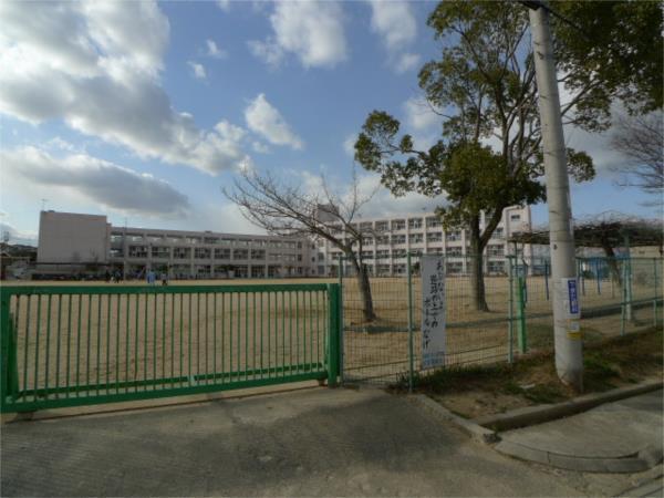 三木市立自由が丘小学校：859m