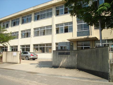 鳩里小学校：182m