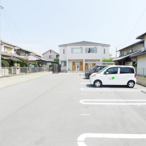 ラヴィータローザ 駐車場