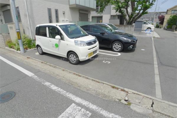 エトワールＭ 駐車場