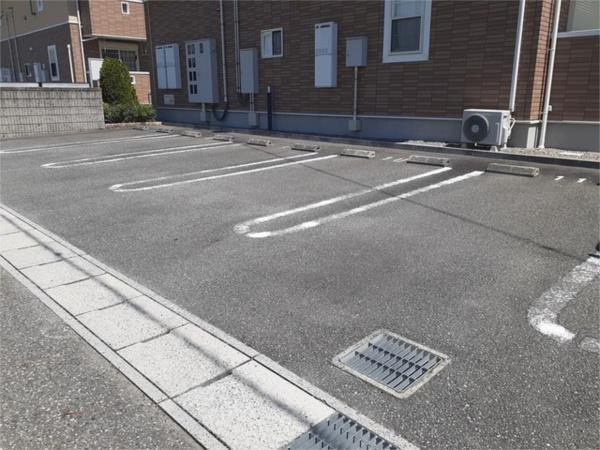 プラーチドII 駐車場