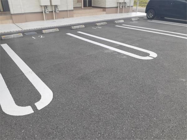 エヴィメリアI 駐車場