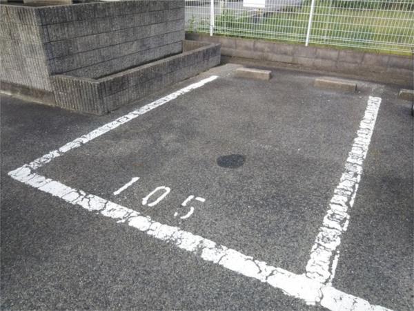 クインシィー８ 駐車場