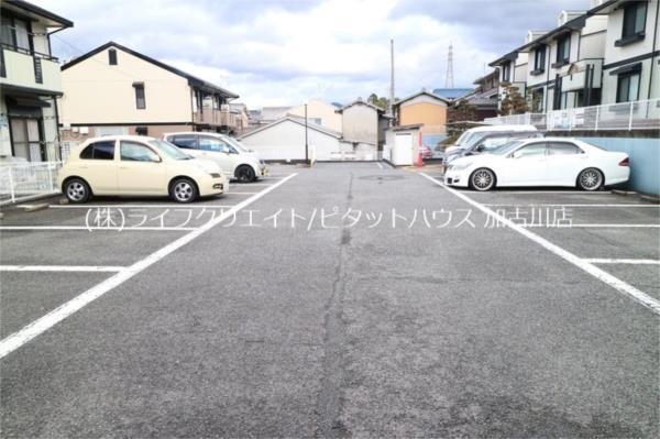 プレミールコート 駐車場