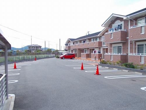 ラフレシールＨ 駐車場