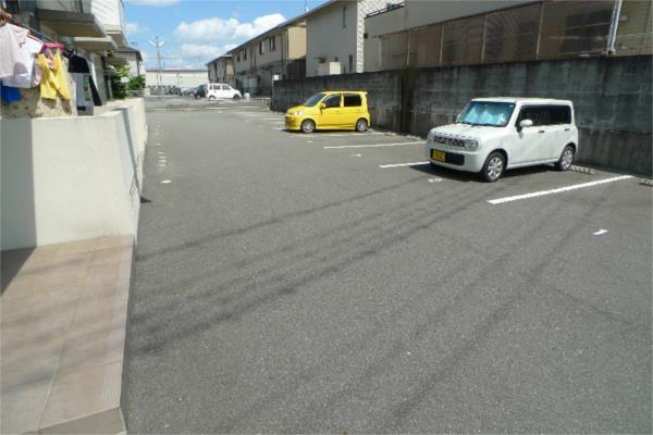 シャーメゾンクラヴィエ上中　A棟（101） 駐車場
