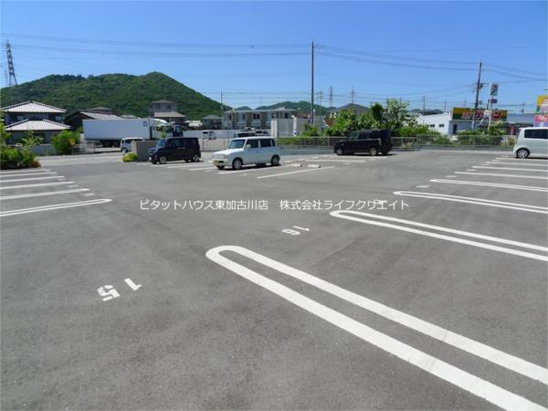 シャーメゾンバミューダグラス（202） 駐車場