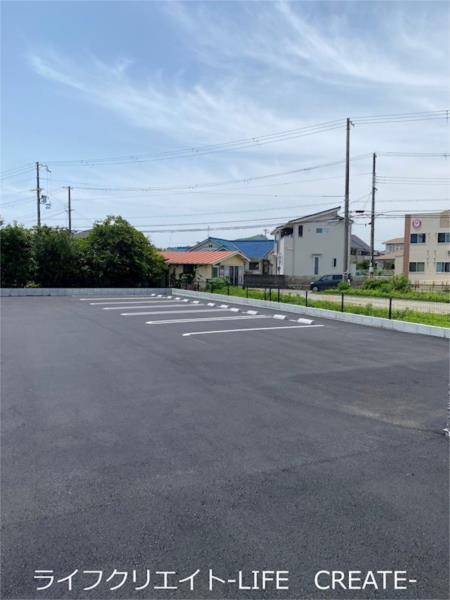 ドミールE 駐車場