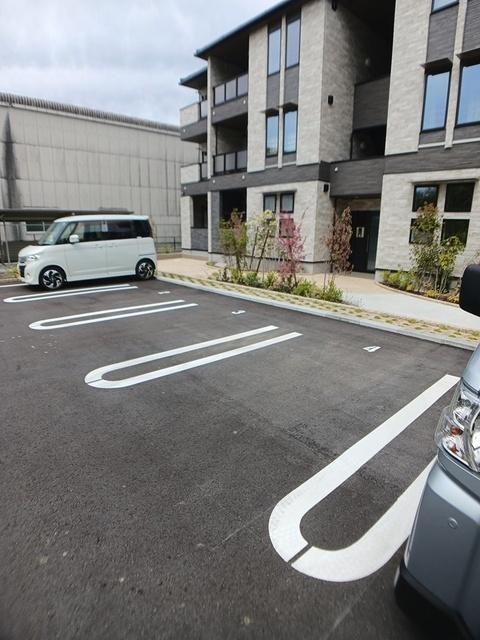 フルール彦根（301） 駐車場
