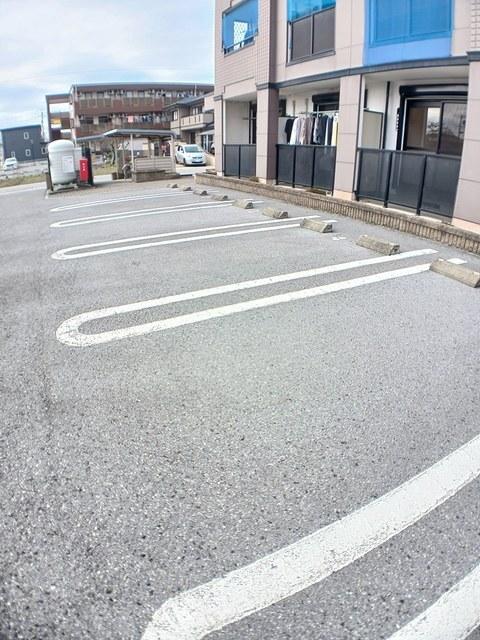 ランド・マーク・円蔵（104） 駐車場