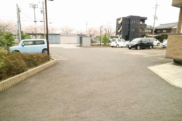 ロイヤルコート越坊　A棟（102） 駐車場