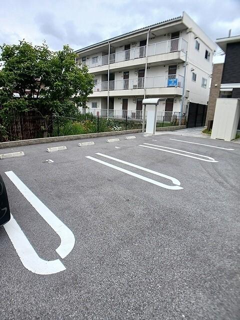 エバーアベニュー（202） 駐車場