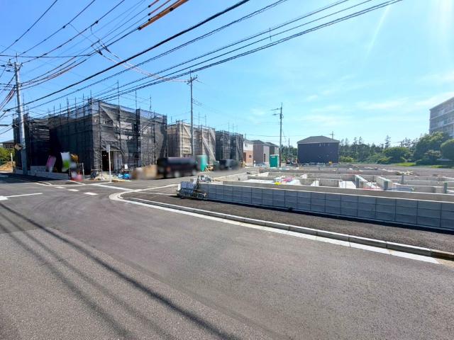 成田市中台新築戸建 前面道路含む現地写真