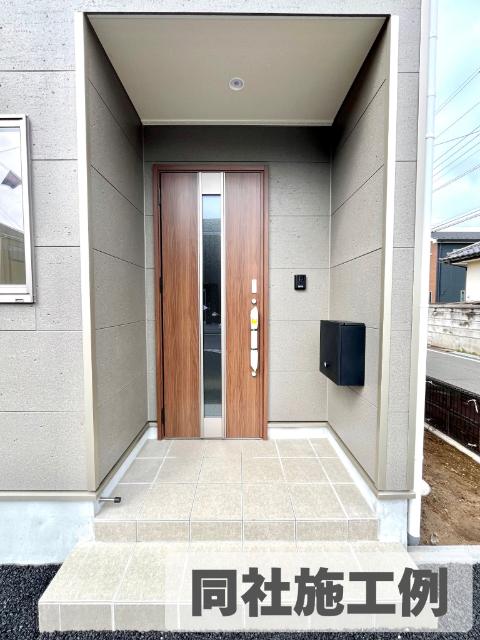 成田市西三里塚新築戸建 玄関