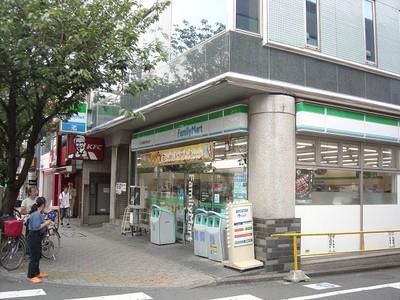 ファミリーマート田中桜新町駅前店：136m