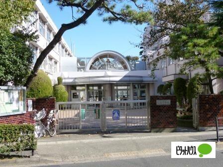 世田谷区立松丘小学校：863m