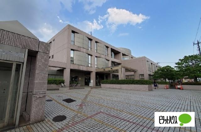 世田谷区立中央図書館：580m