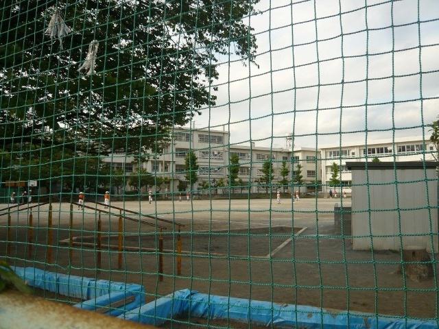 川崎市立久地小学校：932m