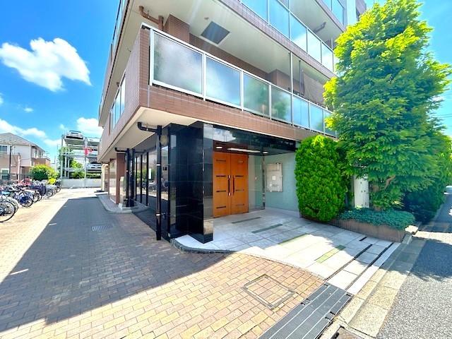エントランス写真。植栽も綺麗な高級感あるエントランス、清掃・管理がきちんと施されています！