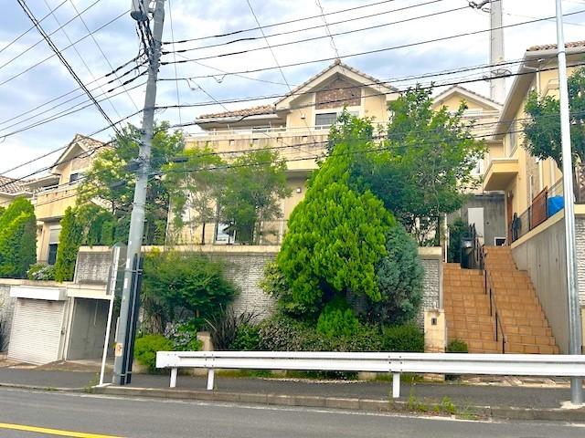 2005年7月完成、地下シャッター車庫付き2階建て4LDKタイプ中古戸建。洋風な造りでオシャレな清潔感のある外観が魅力的です！