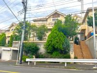 2005年7月完成、地下シャッター車庫付き2階建て4LDKタイプ中古戸建。洋風な造りでオシャレな清潔感のある外観が魅力的です！