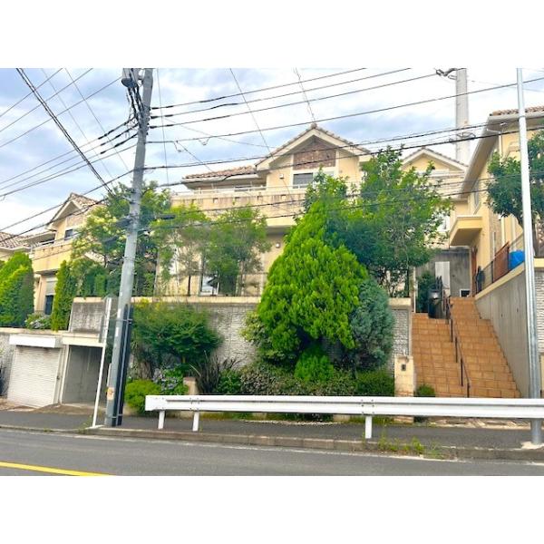 2005年7月完成、地下シャッター車庫付き2階建て4LDKタイプ中古戸建。洋風な造りでオシャレな清潔感のある外観が魅力的です！
