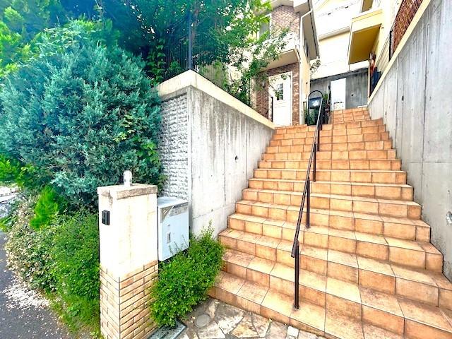 前面歩道からのエントランス部分。階段には補助手すり付き、専用宅配ボックスも備わっております！