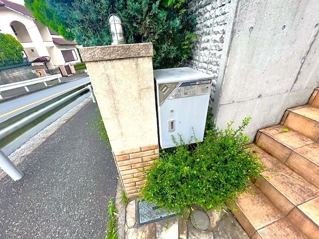 エントランス。専用宅配ボックス設置済み！