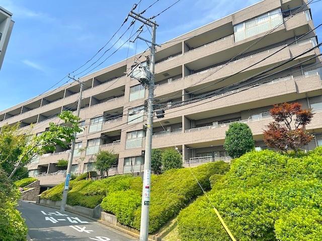2000年2月完成、7階建てRC造、総戸数136戸、大型分譲マンション。 人気の急行停車駅、東急田園都市線「たまプラーザ」駅まで徒歩約8分の好立地！